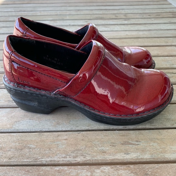 boc clogs red